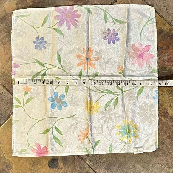 Blooms & Blooms Floral Cloth Napkins Set of 3 - Picture 10 of 14